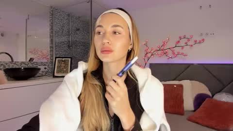 Snapshot of alexawilds chatting on January 17, 2:22 pm AlexaWilds online show from January 17, 2:22 pm