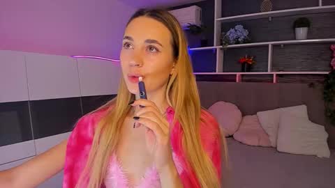 Snapshot of alexawilds chatting on February 15, 6:21 am AlexaWilds online show from February 15, 6:21 am