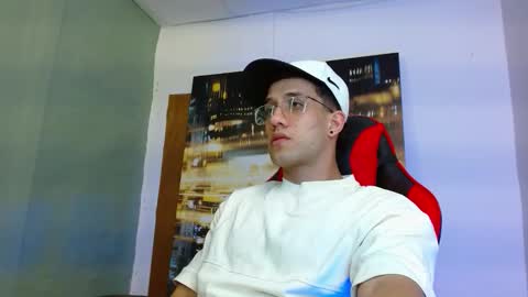alexgiraldo__ online show from March 28, 5:29 am