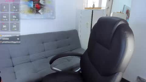 Snapshot of alexia_james_ chatting on May 22, 8:47 pm Alexa online show from May 22, 8:47 pm