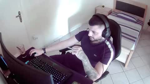 Snapshot of alexthepro00 chatting on June 10, 8:35 am alexthepro00 online show from June 10, 8:35 am