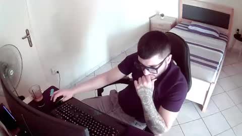 Snapshot of alexthepro00 chatting on June 19, 1:04 pm alexthepro00 online show from June 19, 1:04 pm