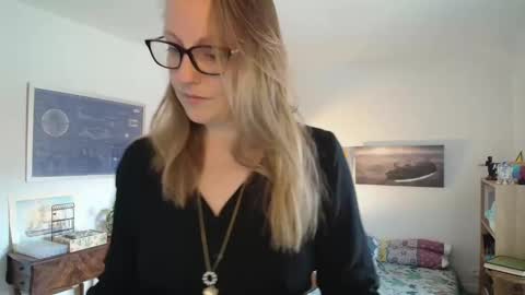 Snapshot of alice8363 chatting on October 30, 10:38 am Alice online show from October 30, 10:38 am