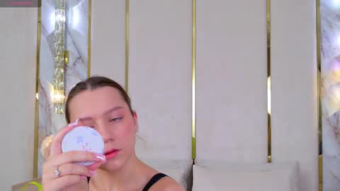 Snapshot of alice_charmy chatting on February 20, 5:01 am Alice in Wonderland online show from February 20, 5:01 am