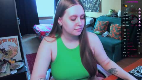 Snapshot of alice_dreamgirl_ chatting on February 7, 10:52 am Alice 3 online show from February 7, 10:52 am