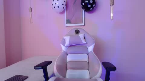 Snapshot of alice_in_hornyland_ chatting on October 6, 8:06 pm alice_in_hornyland_ online show from October 6, 8:06 pm
