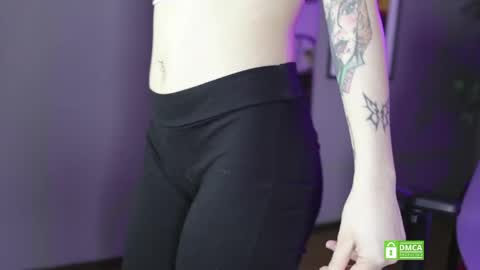 alice_wolfe_ online show from April 15, 10:43 pm