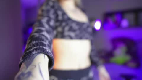 alice_wolfe_ online show from April 18, 8:42 pm