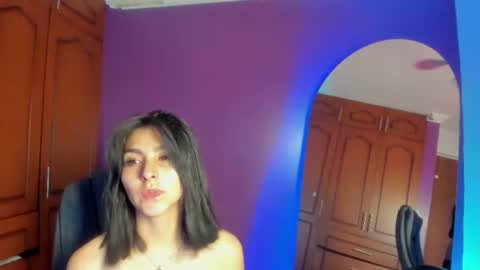 Snapshot of alicee_roos chatting on July 28, 10:10 am Alice online show from July 28, 10:10 am