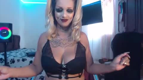 aliceesmiths online show from October 30, 5:35 pm