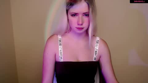 Snapshot of alicemeow_ chatting on October 4, 1:31 pm Alice online show from October 4, 1:31 pm