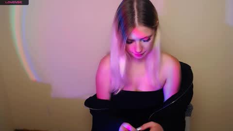 Snapshot of alicemeow_ chatting on October 13, 10:15 am Alice online show from October 13, 10:15 am