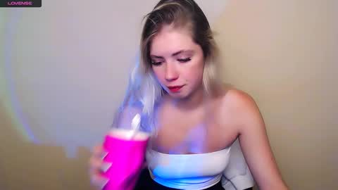 Snapshot of alicemeow_ chatting on October 16, 7:20 am Alice online show from October 16, 7:20 am