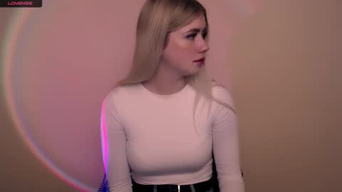 Snapshot of alicemeow_ chatting on November 13, 7:51 am Alice online show from November 13, 7:51 am