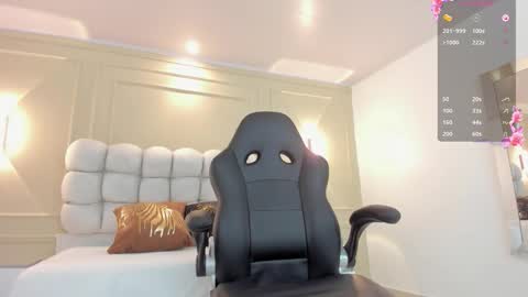          online show from March 4, 12:33 pm