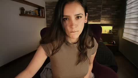 Snapshot of alicewillow chatting on June 1, 10:22 pm Alice online show from June 1, 10:22 pm