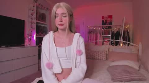 Snapshot of alicexbae chatting on September 15, 3:45 pm from wonderland online show from September 15, 3:45 pm