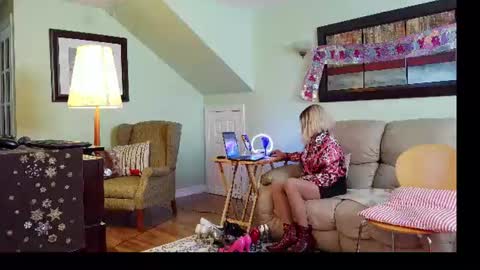 Snapshot of aliciadehart181 chatting on June 21, 7:05 pm Alicia deHart Help me reach 1000 Followers. Its FREE online show from June 21, 7:05 pm