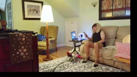 Snapshot of aliciadehart181 chatting on July 5, 7:10 pm Alicia deHart Help me reach 1000 Followers. Its FREE online show from July 5, 7:10 pm