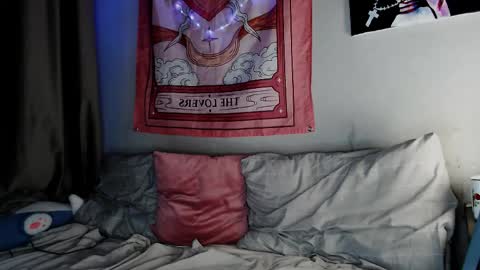 Alien Bella online show from April 27, 6:50 pm