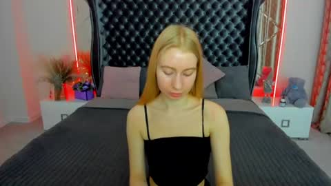 Snapshot of alina__blonde chatting on June 13, 6:11 am Alina online show from June 13, 6:11 am
