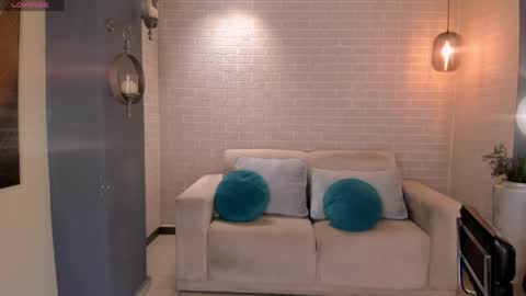 alinakravitz_ online show from April 8, 8:42 pm