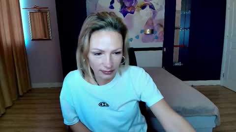 Snapshot of alinamoor chatting on October 25, 6:10 am AlinaMoor online show from October 25, 6:10 am