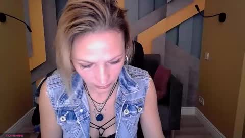 Snapshot of alinamoor chatting on October 29, 6:59 am AlinaMoor online show from October 29, 6:59 am