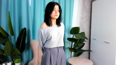 Snapshot of alisaglow chatting on July 1, 7:21 am Im Alisa and its my first day here online show from July 1, 7:21 am