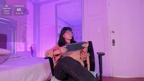 Alison Fishert online show from November 25, 12:05 pm