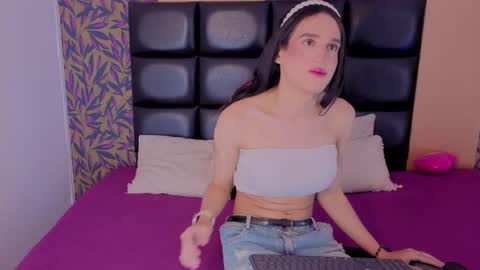 Snapshot of alisonn_doll_ chatting on December 18, 8:37 pm Alison online show from December 18, 8:37 pm