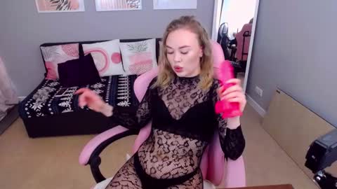 Snapshot of alisonwillow chatting on February 21, 8:04 am Anna online show from February 21, 8:04 am