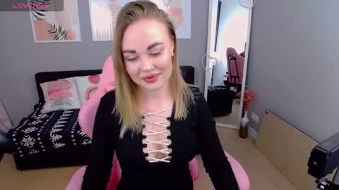 Snapshot of alisonwillow chatting on March 1, 1:13 pm Anna online show from March 1, 1:13 pm