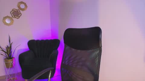 Snapshot of aliss_es chatting on April 23, 5:37 pm ALISS online show from April 23, 5:37 pm