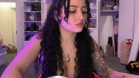 Snapshot of alissajaede chatting on November 10, 1:04 am alissajaede online show from November 10, 1:04 am