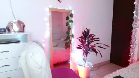 alissesallie_ online show from December 10, 2:05 am