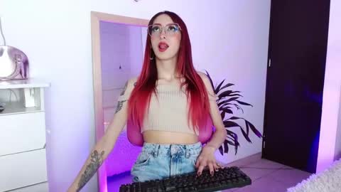 alissesallie_ online show from January 24, 11:56 pm