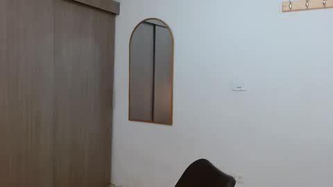 Snapshot of alixmartin1 chatting on November 12, 2:56 am alix online show from November 12, 2:56 am