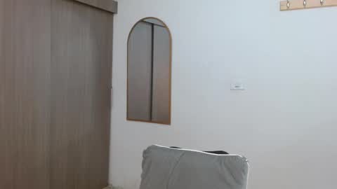 Snapshot of alixmartin1 chatting on December 14, 2:28 am alix online show from December 14, 2:28 am