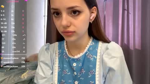 Snapshot of alizavigneau chatting on March 25, 8:42 am Alice online show from March 25, 8:42 am