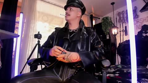 Snapshot of allanhurtss chatting on December 6, 4:38 pm online show from December 6, 4:38 pm