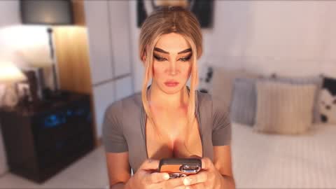 Snapshot of allareillusionxxx chatting on January 22, 12:27 am Miss Gia online show from January 22, 12:27 am