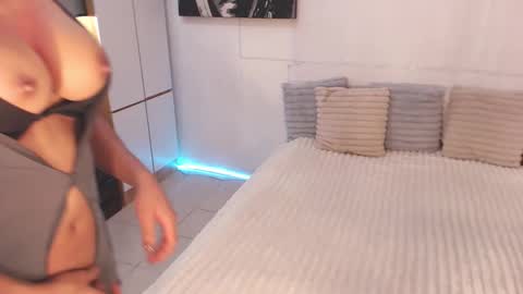 Snapshot of allareillusionxxx chatting on February 6, 2:22 am Miss Gia online show from February 6, 2:22 am