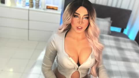 Snapshot of allareillusionxxx chatting on November 23, 1:05 am Miss Gia online show from November 23, 1:05 am