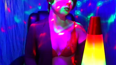 Snapshot of alliebells1 chatting on December 3, 10:40 pm alliebells1 online show from December 3, 10:40 pm