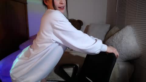 Snapshot of allierose_ chatting on December 5, 1:03 am Allie online show from December 5, 1:03 am