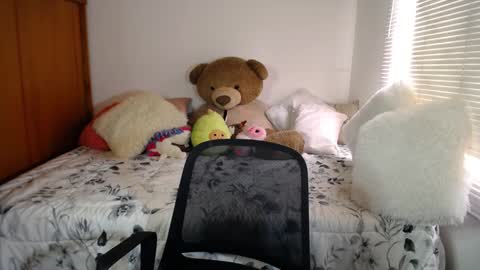 Snapshot of allierose_ chatting on December 13, 7:10 pm Allie online show from December 13, 7:10 pm