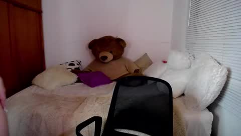 Snapshot of allierose_ chatting on December 29, 3:44 am Allie online show from December 29, 3:44 am