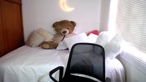 Snapshot of allierose_ chatting on January 31, 7:18 pm Allie online show from January 31, 7:18 pm