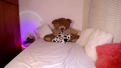 Snapshot of allierose_ chatting on February 11, 6:01 pm Allie online show from February 11, 6:01 pm